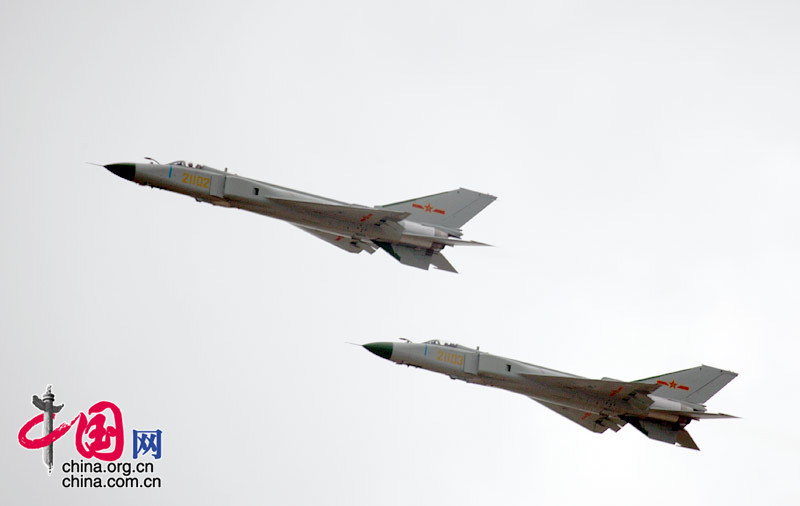 11月4日至9日中国航空航天博览会在珠海举行，图为航展现场的两架歼-8D战机从展馆前飞过。 中国网 杨佳/摄影
