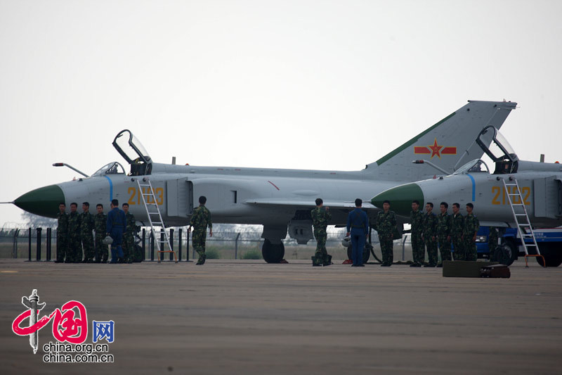 11月4日至9日中国航空航天博览会在珠海举行，图为航展现场驾驶员准备进入歼-8D战机。 中国网 杨佳/摄影