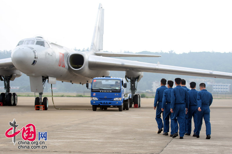 11月4日至9日中国航空航天博览会在珠海举行，图为机组人员向HU-6战机走去。 中国网 杨佳/摄影