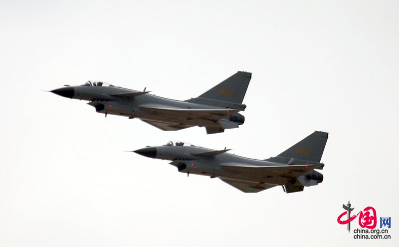 11月4日至9日，中国航空航天博览会在珠海举行，图为中国空军的歼十战机飞过展台。 中国网 杨佳/摄影