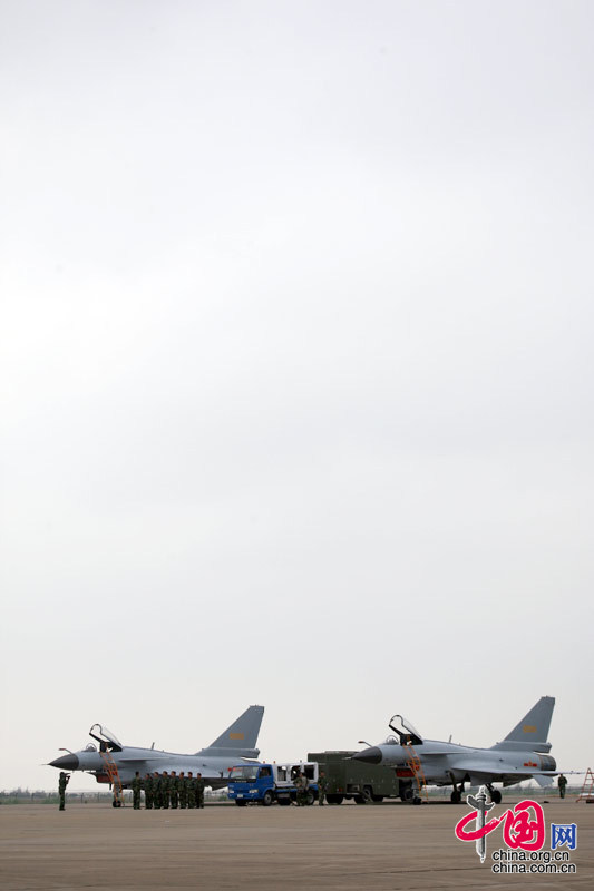 11月4日至9日中国航空航天博览会在珠海举行，图为航展现场的两架歼十战机。 中国网 杨佳/摄影