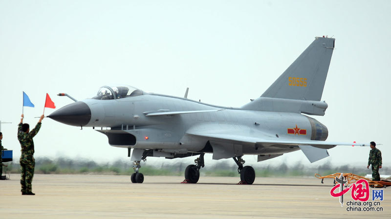 11月4日至9日中国航空航天博览会在珠海举行，图为中国空军的歼十战机，出发。 中国网 杨佳/摄影