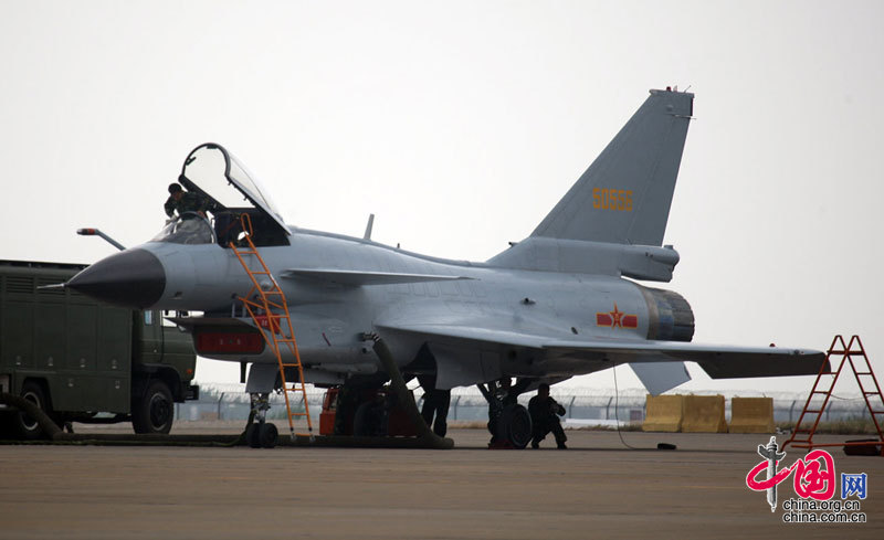 11月4日至9日中国航空航天博览会在珠海举行，图为中国空军机组人员正在为歼十战机加油，准备飞行表演。 中国网 杨佳/摄影