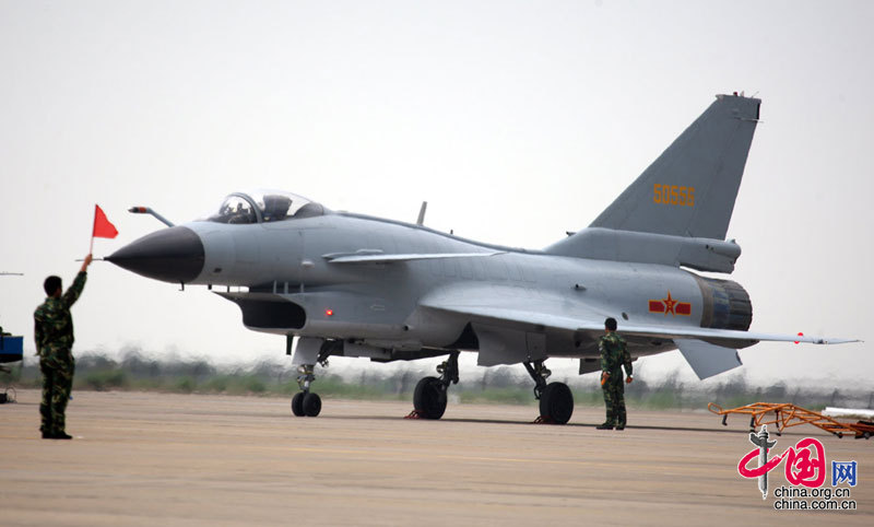 11月4日至9日中国航空航天博览会在珠海举行，图为中国空军的歼十战机准备出发。 中国网 杨佳/摄影