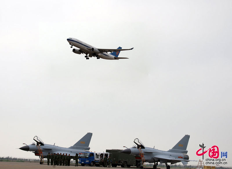 11月4日至9日中国航空航天博览会在珠海举行，图为一架商业飞机从歼十战机上方飞过。 中国网 杨佳/摄影