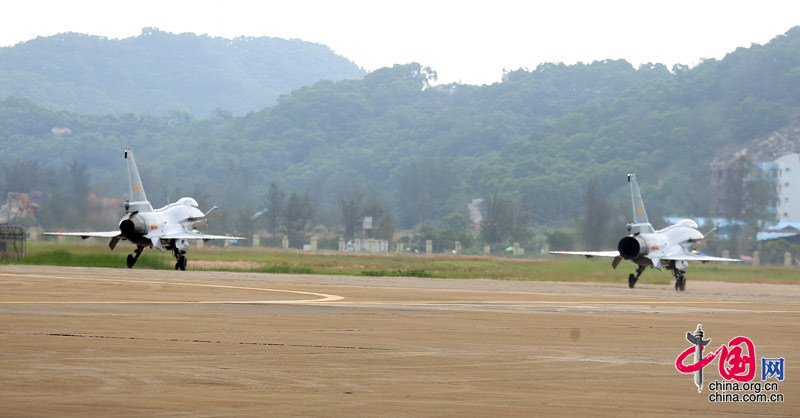 11月4日至9日中国航空航天博览会在珠海举行，图为中国空军的歼十战机滑向跑道，准备起飞。 中国网 杨佳/摄影