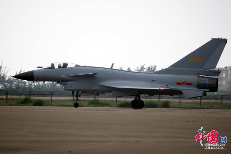 11月4日至9日中国航空航天博览会在珠海举行，图为中国空军的歼十战机滑向跑道。 中国网 杨佳/摄影