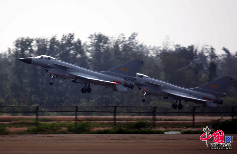 11月4日至9日中国航空航天博览会在珠海举行，图为中国空军的歼十战机滑向跑道尽头，起飞。 中国网 杨佳/摄影