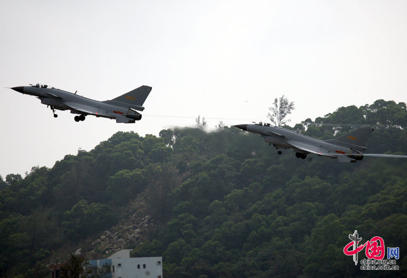 11月4日至9日中国航空航天博览会在珠海举行，图为中国空军的歼十战机升空。 中国网 杨佳/摄影