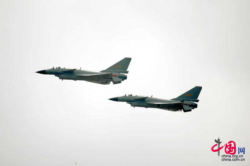 11月4日至9日中国航空航天博览会在珠海举行，图为中国空军的歼十战机双机飞行。 中国网 杨佳/摄影