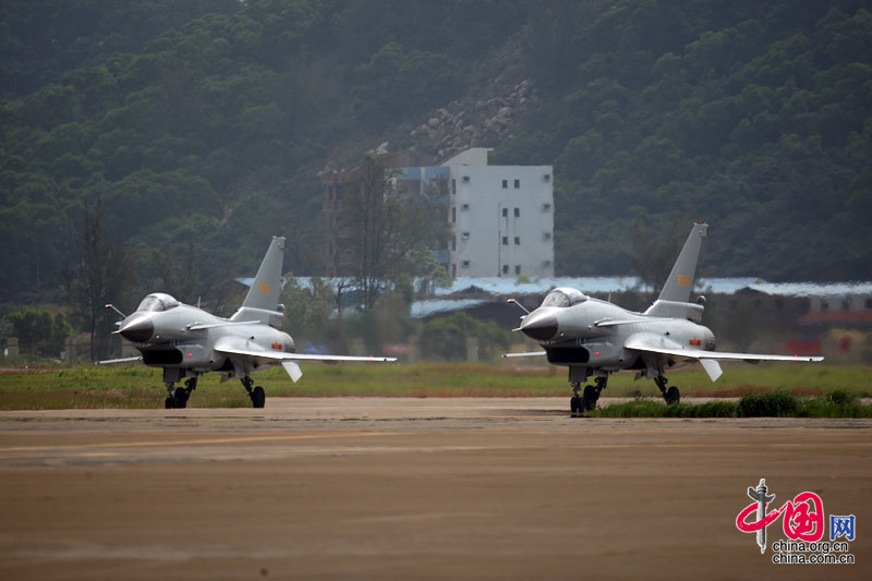 11月4日至9日中国航空航天博览会在珠海举行，图为中国空军的歼十战机双机降落。 中国网 杨佳/摄影