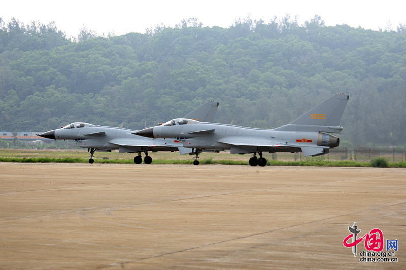 11月4日至9日中国航空航天博览会在珠海举行，图为中国空军的两架歼十战机一起滑向跑道。 中国网 杨佳/摄影