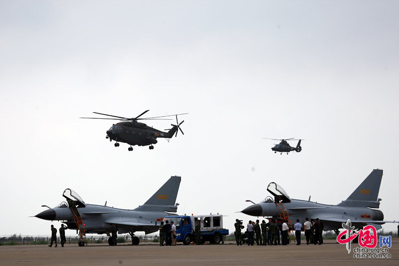 11月4日至9日中国航空航天博览会在珠海举行，图为中国空军的两架直升机歼十战机。 中国网 杨佳/摄影