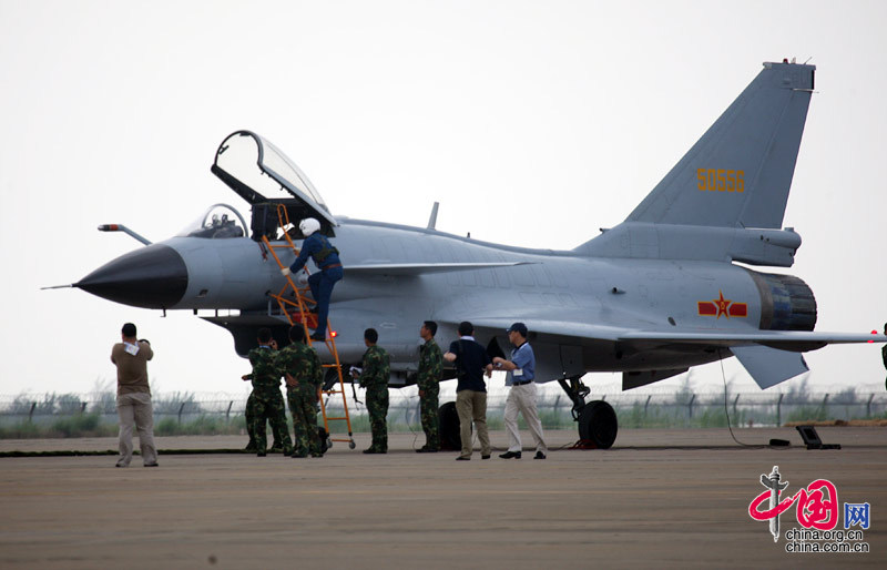 11月4日至9日中國航空航天博覽會在珠海舉行，圖為中國空軍機殲十戰(zhàn)機駕駛員登記。 中國網(wǎng) 楊佳/攝影