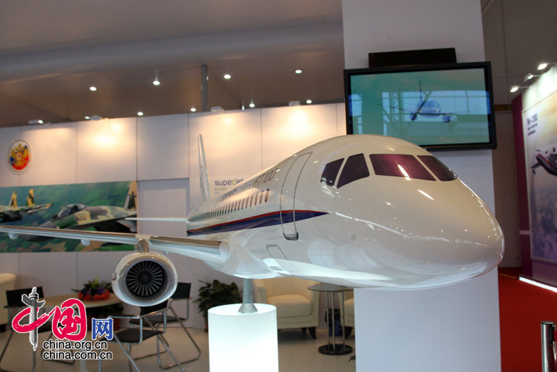 2008珠海航展，国际展商俄罗斯联合航空制造集团公司展台上的MC-21飞机模型 中国网 杨佳/摄影