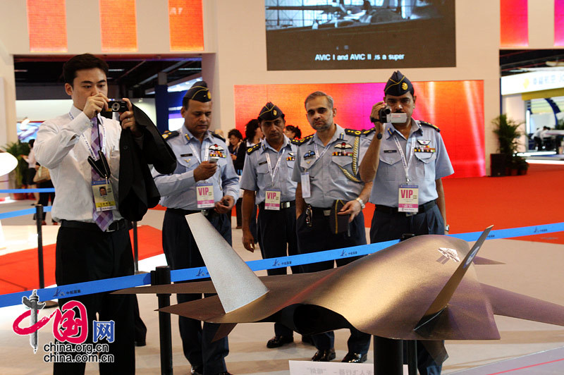 2008珠海航展上，国产无人战机模型“暗剑”再“遭”狂拍。 中国网 杨佳/摄影
