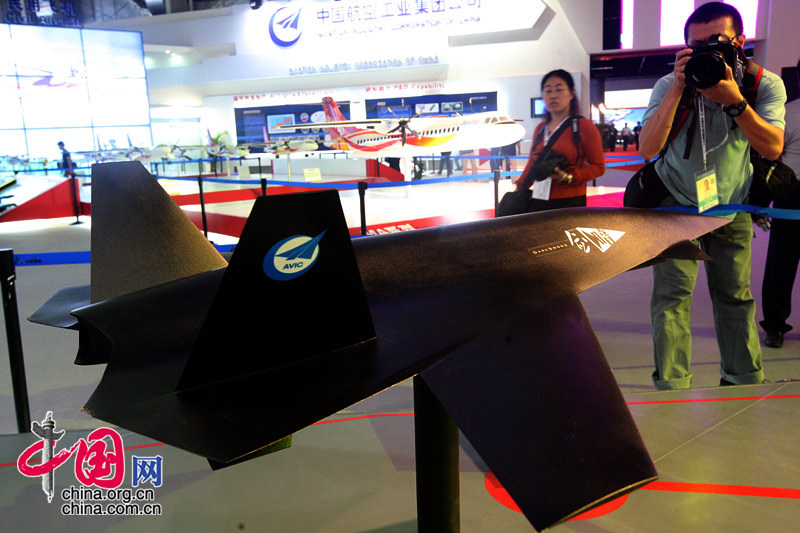 2008珠海航展上，国产无人战机模型“暗剑”再次亮相，依然备受关注。 中国网 杨佳/摄影