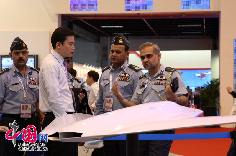 2008珠海航展上，国产无人战机模型再次亮相，国外观众非常关注。 中国网 杨佳/摄影