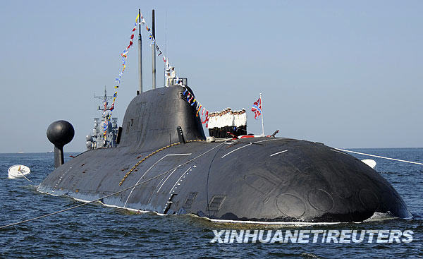 这张摄于2008年7月25日的资料照片显示，在俄罗斯符拉迪沃斯托克，俄罗斯海员在一艘核动力潜艇上列队。