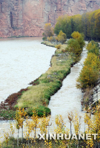 10月17日，秋日的湟水河流經高原山區