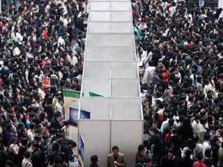 武汉高校毕业生招聘会开场 求职现场超火爆[组图]