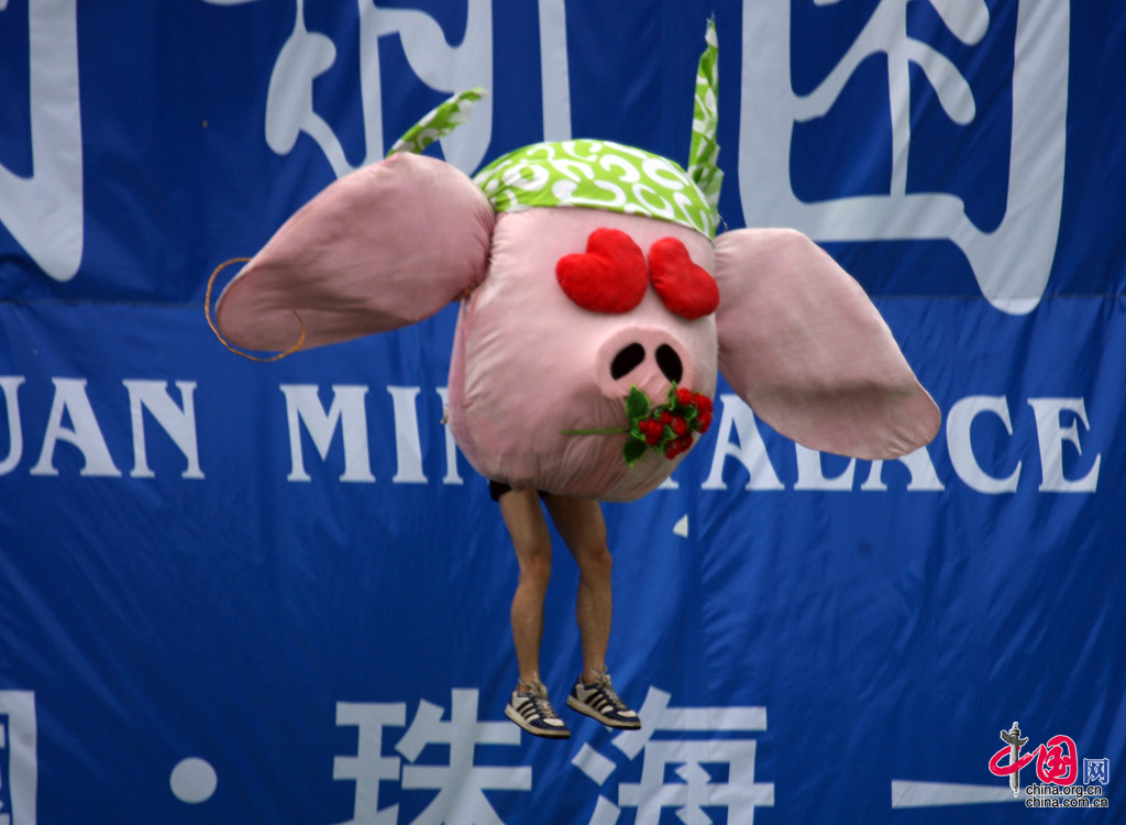 勇敢的猪创意飞行表演 中国网 杨佳 摄