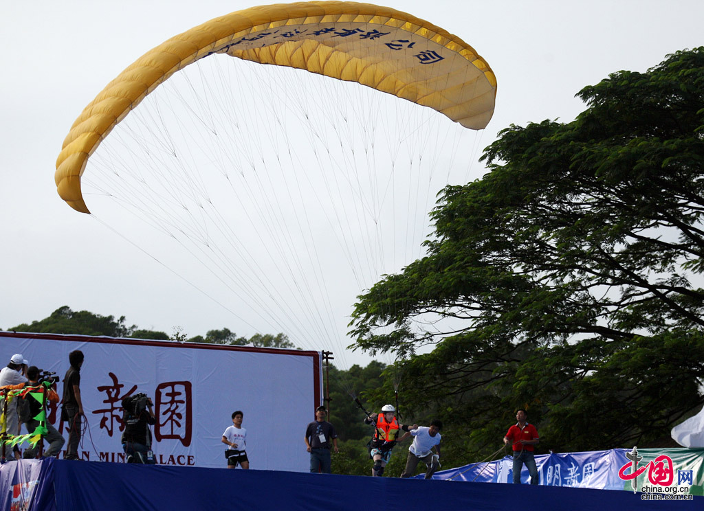 阿丘也乘滑翔伞做飞行表演 中国网 杨佳 摄