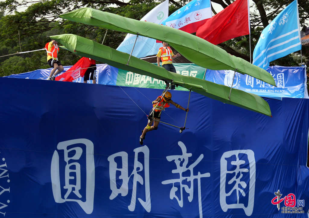 大赛唯一双翼飞行器飞行表演 中国网 杨佳 摄