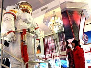 神舟七号载人航天飞行纪实摄影展览对公众开放[组图]