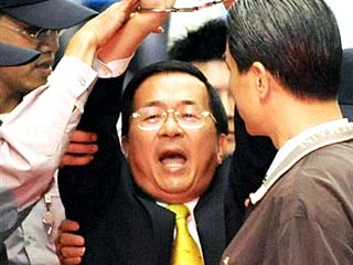 陈水扁已被台北法院裁定收押 将关进看守所[组图]