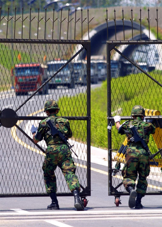 這是2007年10月3日南韓前總統盧武鉉的車隊穿過軍事分界線的資料照片。