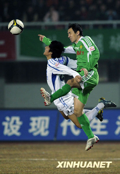11月12日，北京國安隊球員張永海（右）在比賽中與對方球員爭頂。