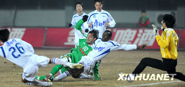 11月12日，北京国安队球员堤亚哥（左二）在比赛中射门。