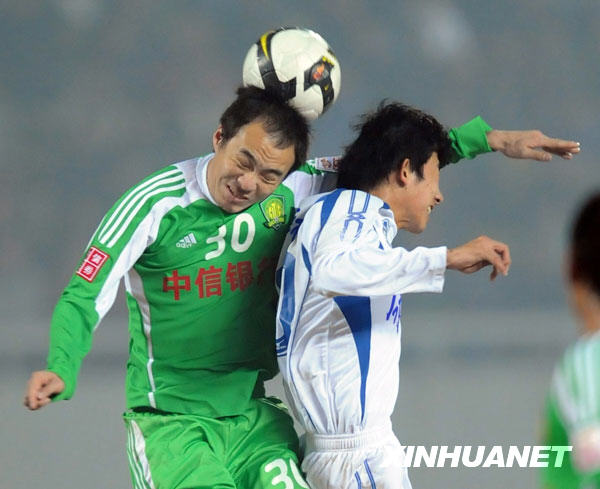 11月12日，北京国安队球员张永海（左）与对方球员争顶。