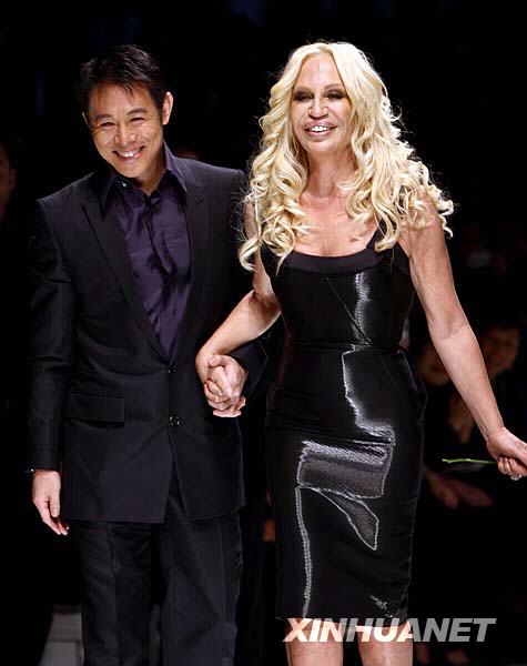 11月13日，多纳泰拉·范思哲（右）和李连杰在北京举行的“范思哲2009春夏时装发布会暨筹募善款慈善晚会”上谢幕。