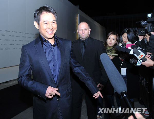 11月13日，眾多媒體在時裝秀上採訪李連杰。