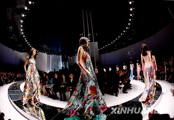 11月13日，模特在北京舉行的“范思哲2009春夏時裝發佈會暨籌募善款慈善晚會”上展示時裝。