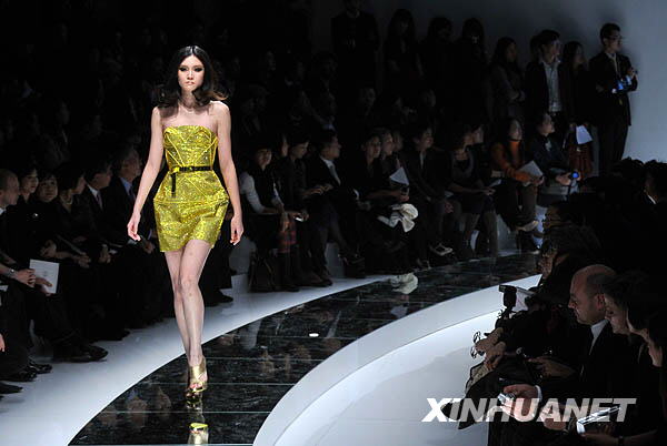 11月13日，模特在北京舉行的“范思哲2009春夏時裝發佈會暨籌募善款慈善晚會”上展示時裝。