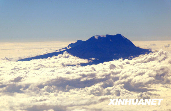 這是11月11日航拍的非洲第一高峰乞力馬扎羅山峰頂，由冰川和積雪組成的白色雪冠已經所剩無幾。