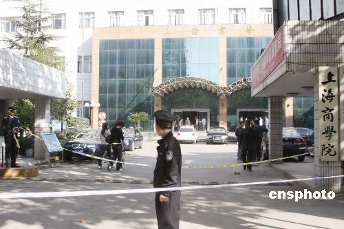 11月14日上午6點10分左右，位於上海中山西路的上海商學院內，一女生宿舍發生火災，4名女學生從6樓跳下逃生，當場身亡。