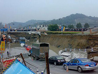 杭州地铁工地发生路面坍塌