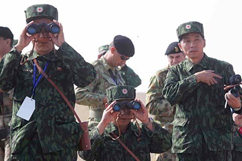 　资料图：朝鲜人民军驻华武官和西方及韩国驻华武官一起参观北京军区“北剑-2005”演习