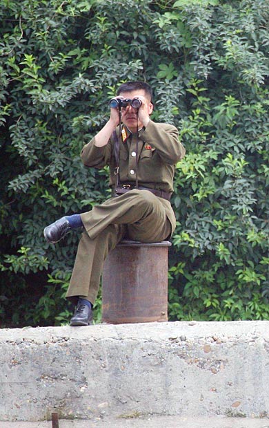 中朝边境鸭绿江对面的朝鲜军人
