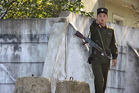 中朝边境鸭绿江对面的朝鲜士兵