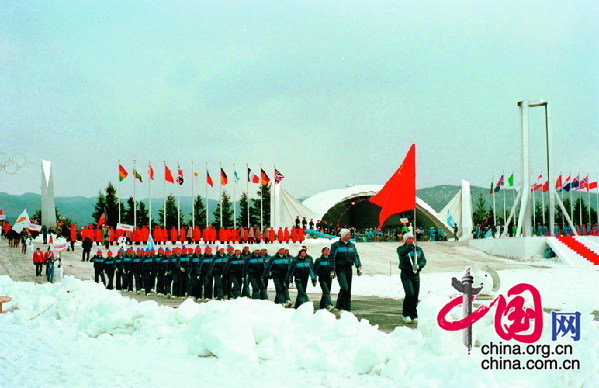 1980年2月13日，中国体育代表团在美国普莱西德湖第13届冬奥会开幕式上入场。 新华社供图