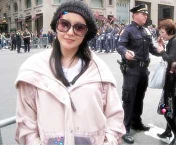 明星主妇金喜善 挺着大肚也要做家务