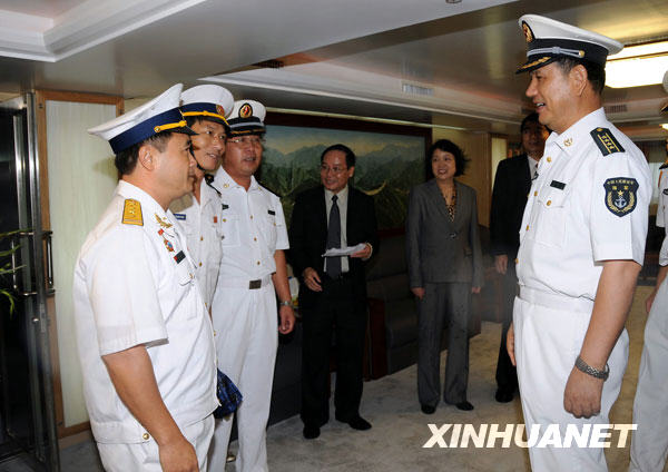 11月18日，中國海軍“鄭和號”訓練艦出訪指揮員、大連艦艇學院院長楊駿飛（右）在“鄭和號”上接見越南軍政代表。當日，“鄭和號”抵達越南中部的峴港市仙沙港，開始對越南進行為期5天的訪問。