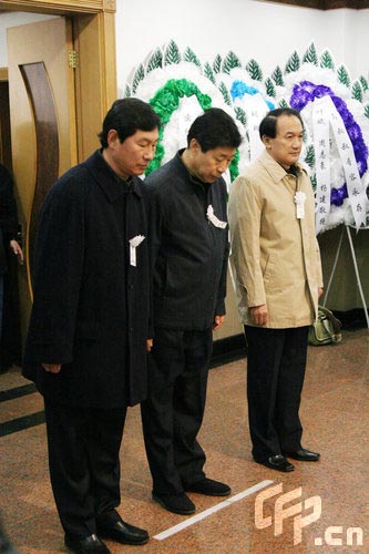图文-足坛元老马克坚葬礼谢亚龙张吉龙南勇鞠躬