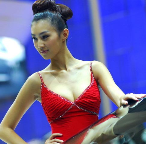 相当性感火辣 孙悦<em>女友低</em>V裙装当车模[组图]_新