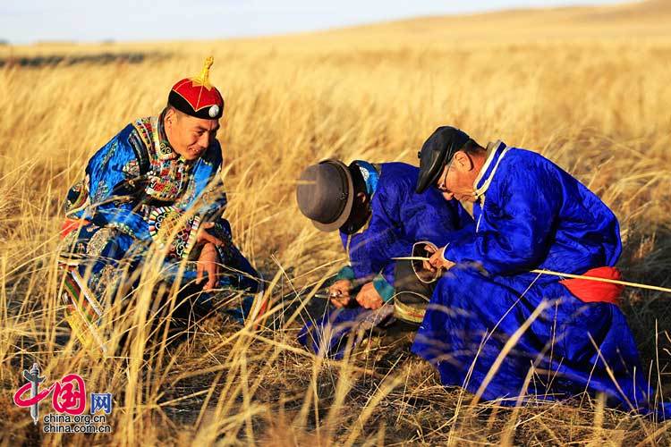 具有时代气息的乌珠穆沁婚礼 新郎阿穆尔吉日嘎拉做套马杆饶有兴趣 摄影/通拉嘎